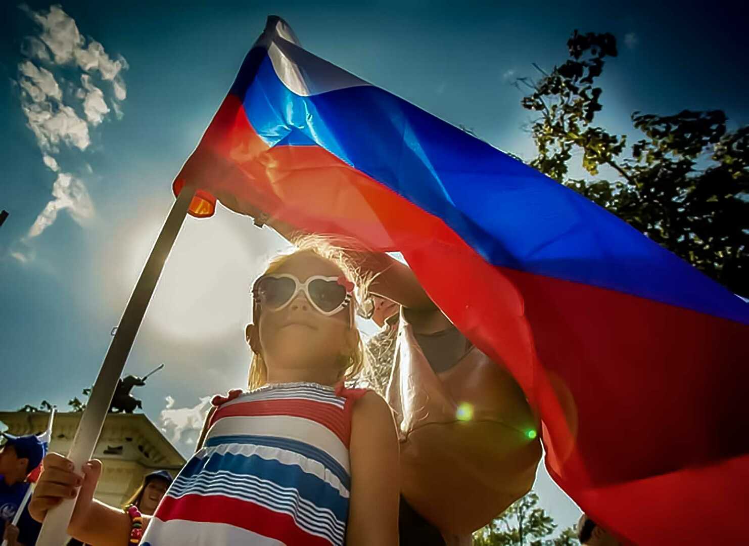 Россия помогает миру. Молодежь с российским флагом. Люди с российским флагом. Россияне с флагами. Человек с русским флагом.