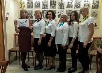 Сотрудники ЗАГСа организовали выставку фотографий ко Дню знаний