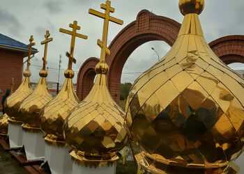 В посёлке Рощино на храм установили купола