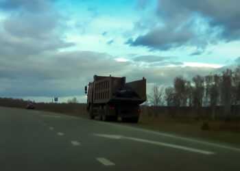 Пластиковый мусор стал экологической проблемой на дорогах Сосновского района
