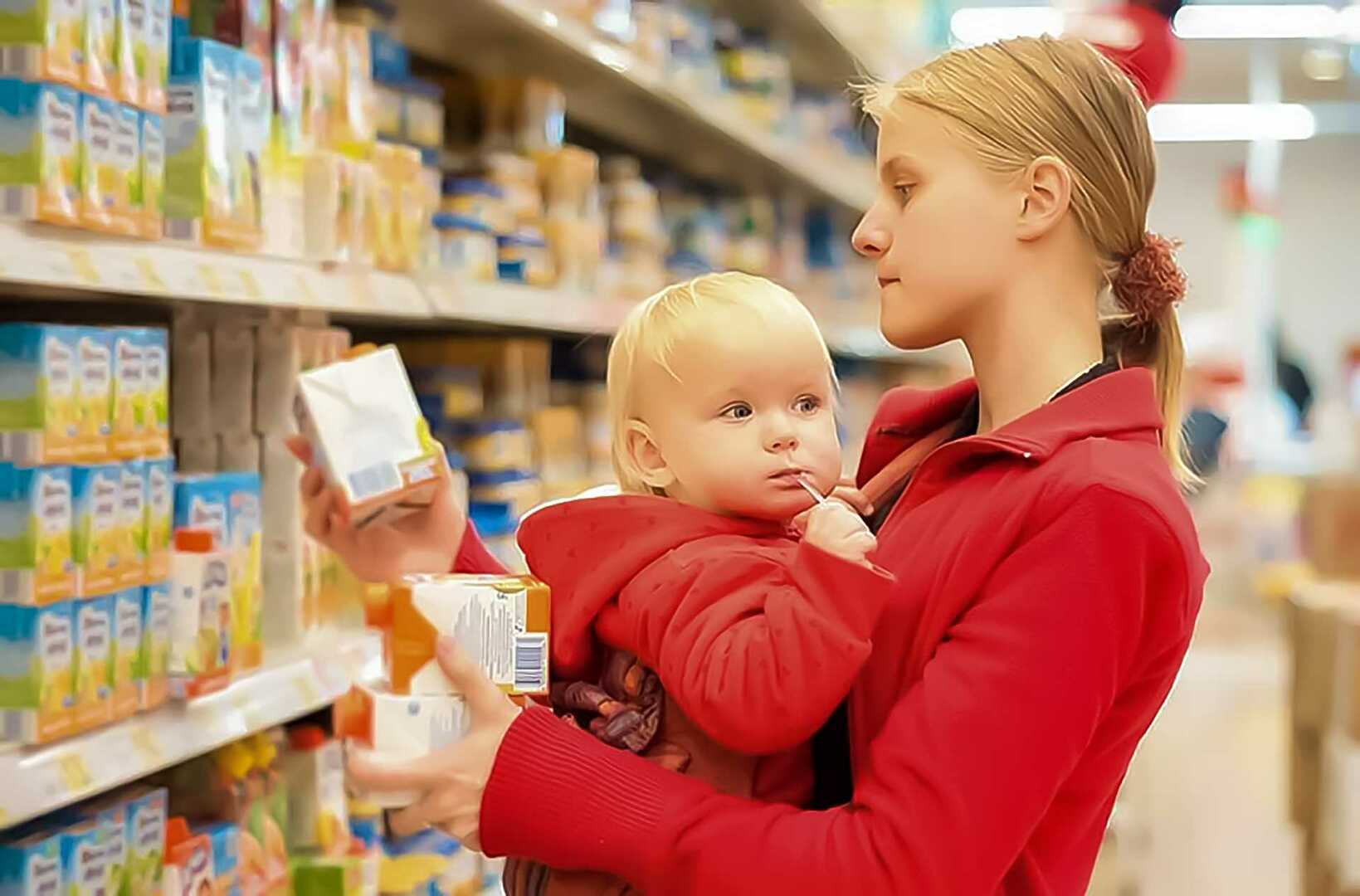 Ребенок выбирает картинка. Мама с ребенком в магазине. Детское питание. Магазин детского питания. Покупатель ребенок.