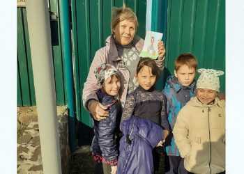 Библиотека п. Полевой в День пожилого человека провела акцию «Поздравь бабушку и дедушку!»