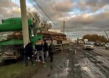 На въезде в Челябинск водитель лесовоза погиб в ДТП