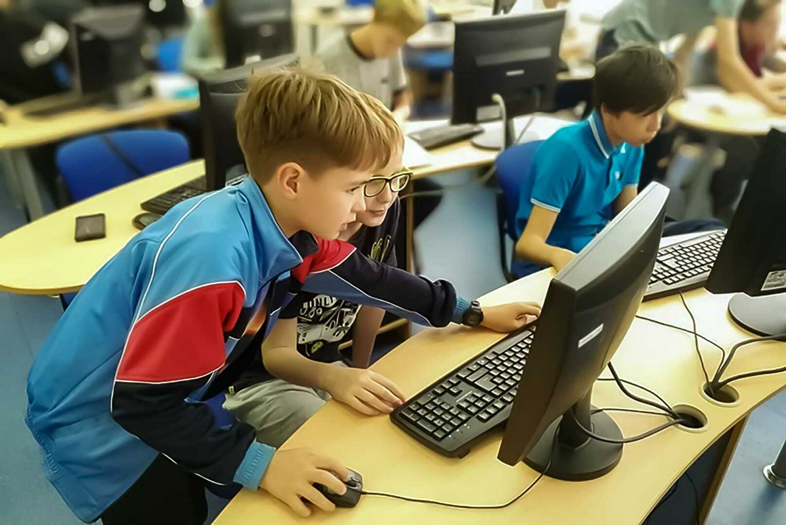 Уроки обучения компьютера. Компьютер в школе. Компьютер для школьника. Дети в компьютерном классе. Школьники на информатике.
