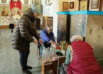 Жители Сосновского района идут в храмы за освященной водой