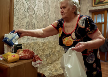 Ветеранам из Долгодеревенского поселения доставили продуктовые наборы