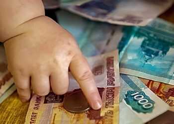 Кто имеет право на выплаты по 5 тысяч рублей на детей до трех лет