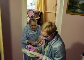 90-летней бабушке из Долгодеревенского привезли лекарства и продукты