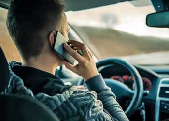 Отдел ГИБДД напоминает: телефонный разговор за рулем может закончиться ДТП