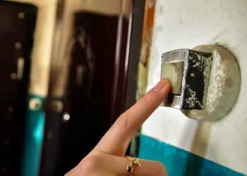 В Долгодеревенском нетрезвый мужчина не выпускал из дома медсестру