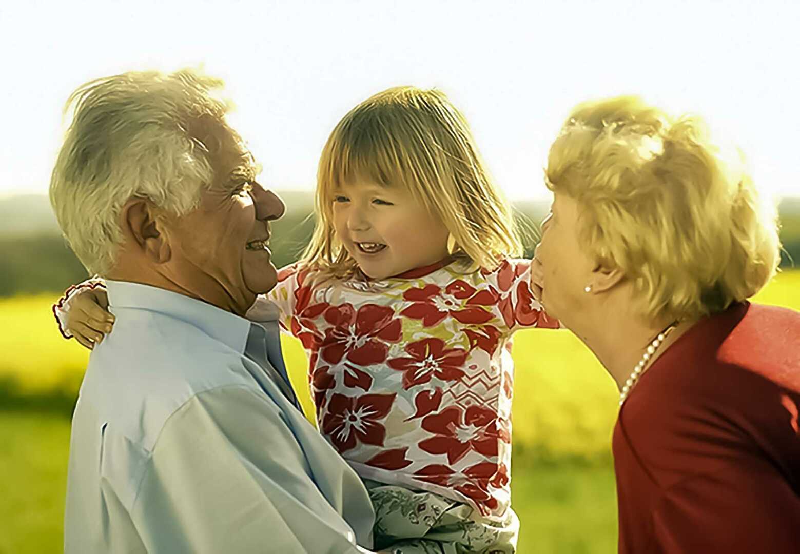 Пенсии пенсионерам опекунам. Пожилые и дети. Пенсионеры и дети. Пожилые люди с внуками. Старшее поколение и дети.