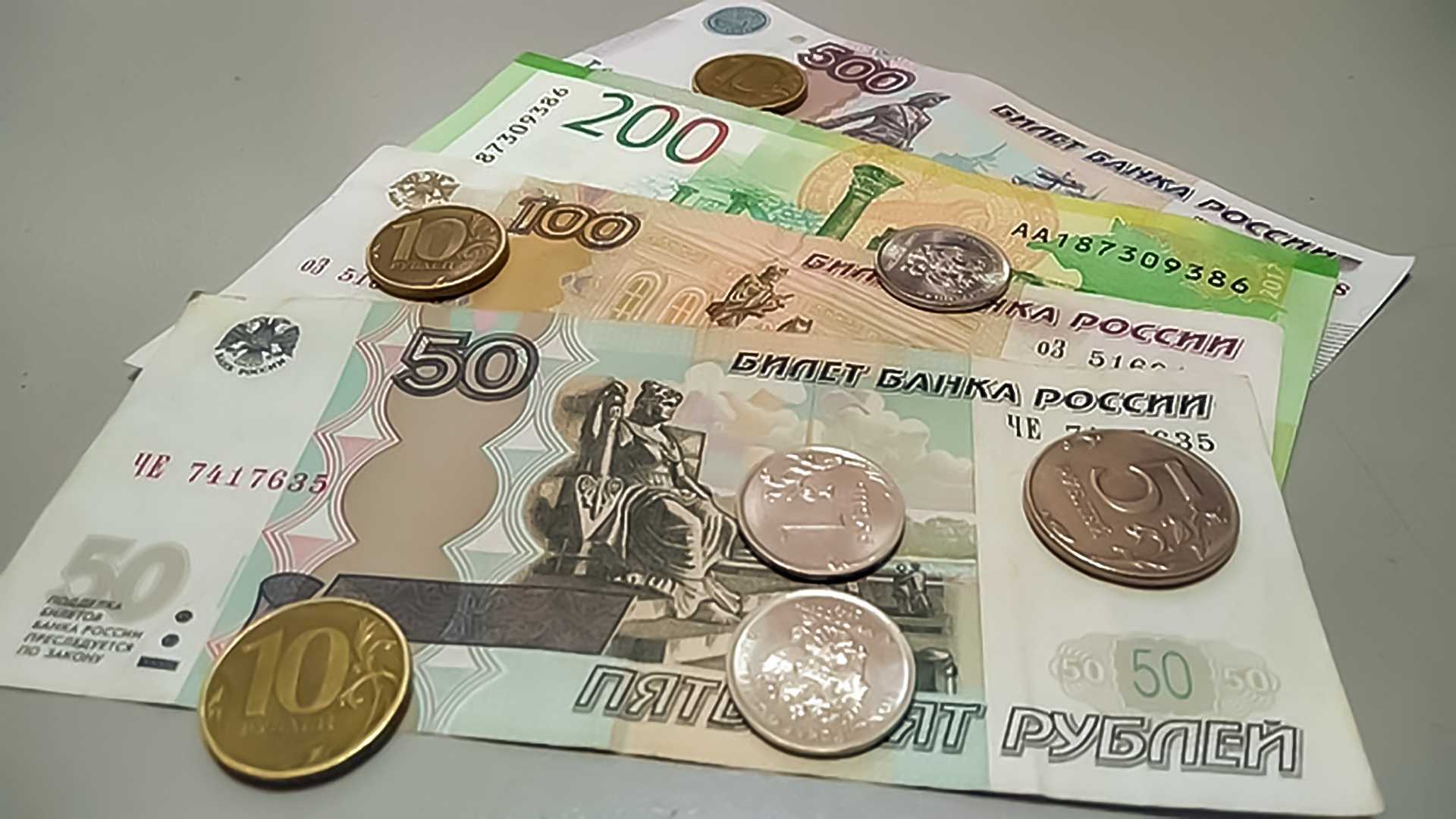 200 000 рублей в долг. 500 Рублей льготы. Перевёл 100 руб мошеннику.