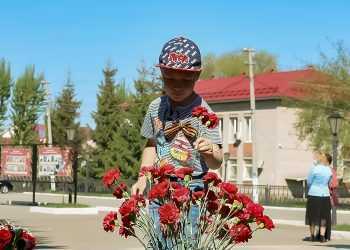 9 Мая к обелиску возлагают цветы