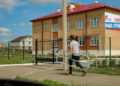 Два тротуара с ограждениями строят в Есаулке