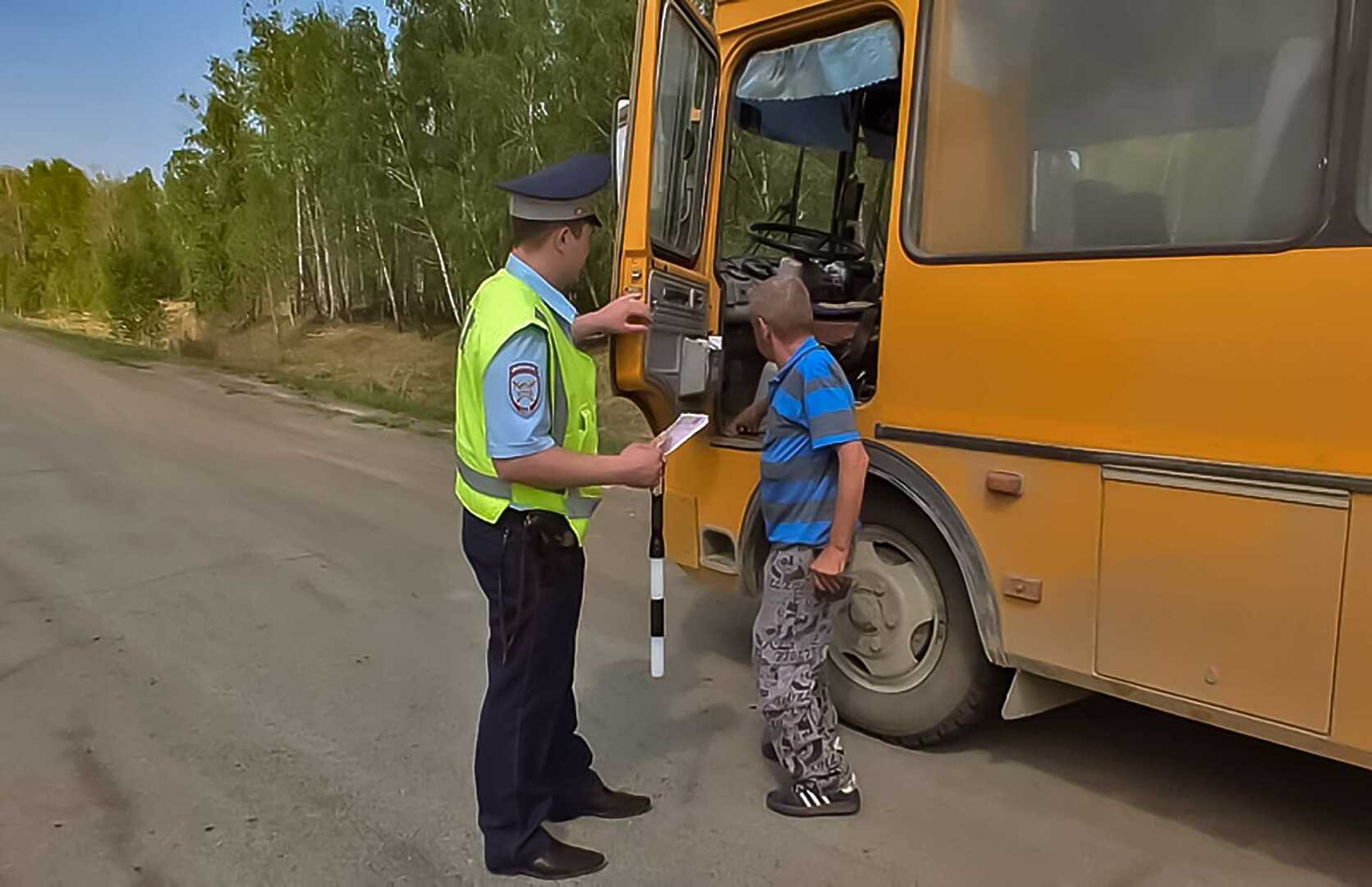 Водитель рейсового автобуса. Водитель школьного автобуса. Остановили школьный автобус. Поймать автобус. Водитель школьного автобуса фото.