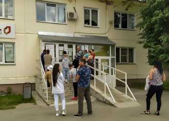 «Часами стоим на улице!»: мужчина пожаловался на очередь у МФЦ