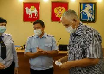 Новые погоны сотрудникам и памятные медали ветеранам вручили в отделе МВД