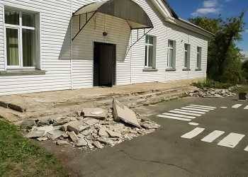 В Смолино ремонтируют школьное крыльцо