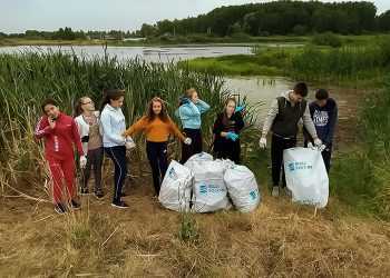 Взрослые и дети из Алишево привели в порядок берега водоемов