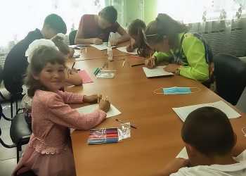 Ребятам из многодетных семей вручили школьные принадлежности