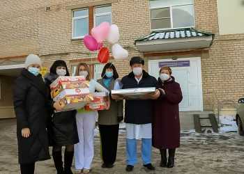 Учителя испекли пироги для врачей районной больницы села Долгодеревенского