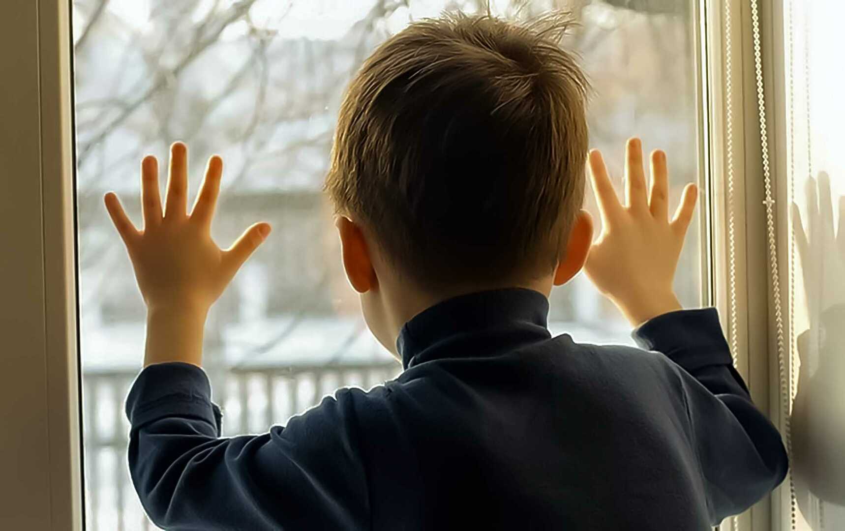 Ребенок у окна. Мальчик у окна. Дети ждут. Мальчик возле окна