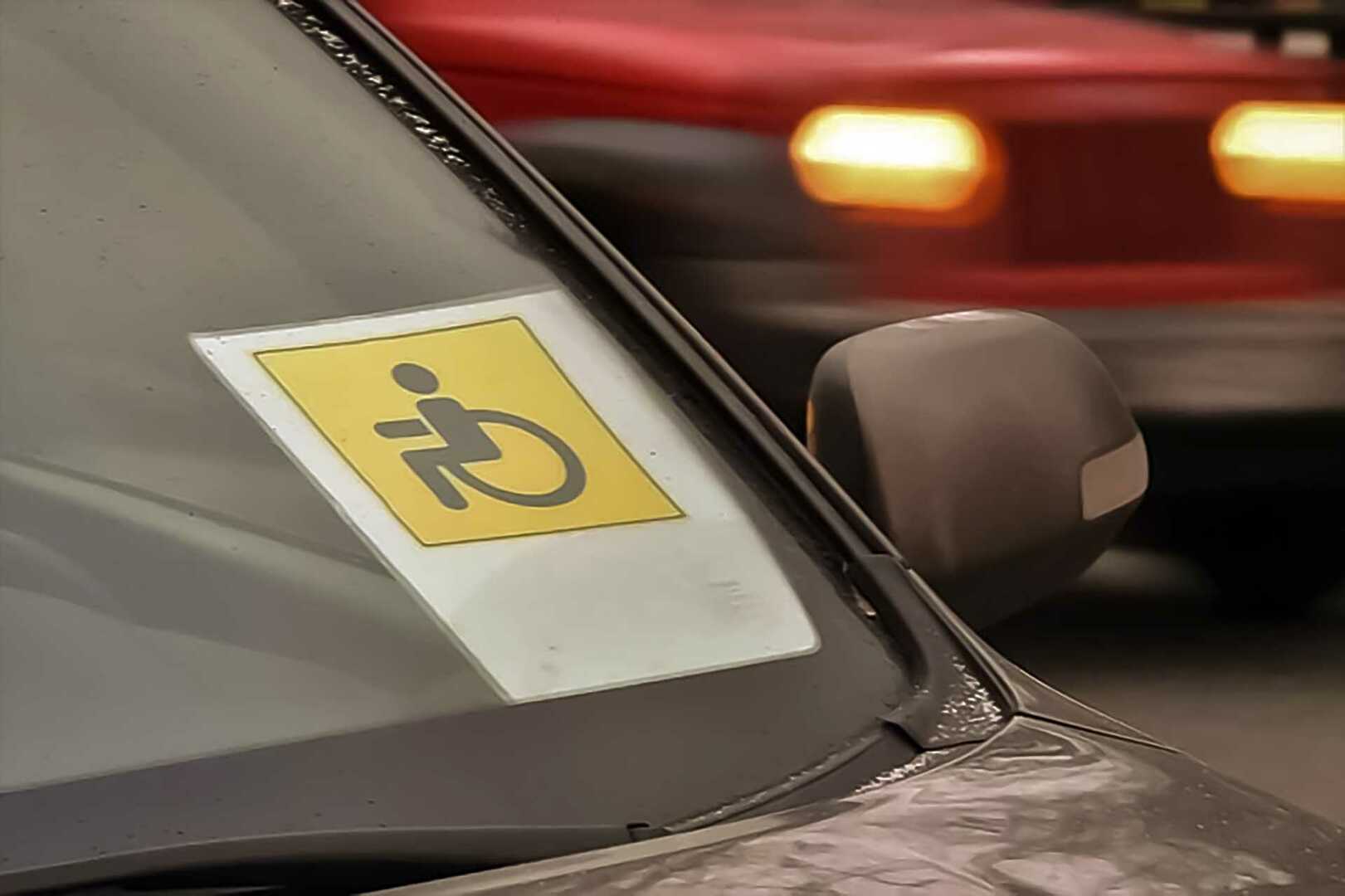 Автомобиль со знаком инвалид. Знак «инвалид». Знак инвалида на авто. Знак инвалид за рулем. Знаки на парковке автомобилей для инвалидов.