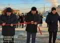 Глава Сосновского района бьет пенальти на новом стадионе в Мирном