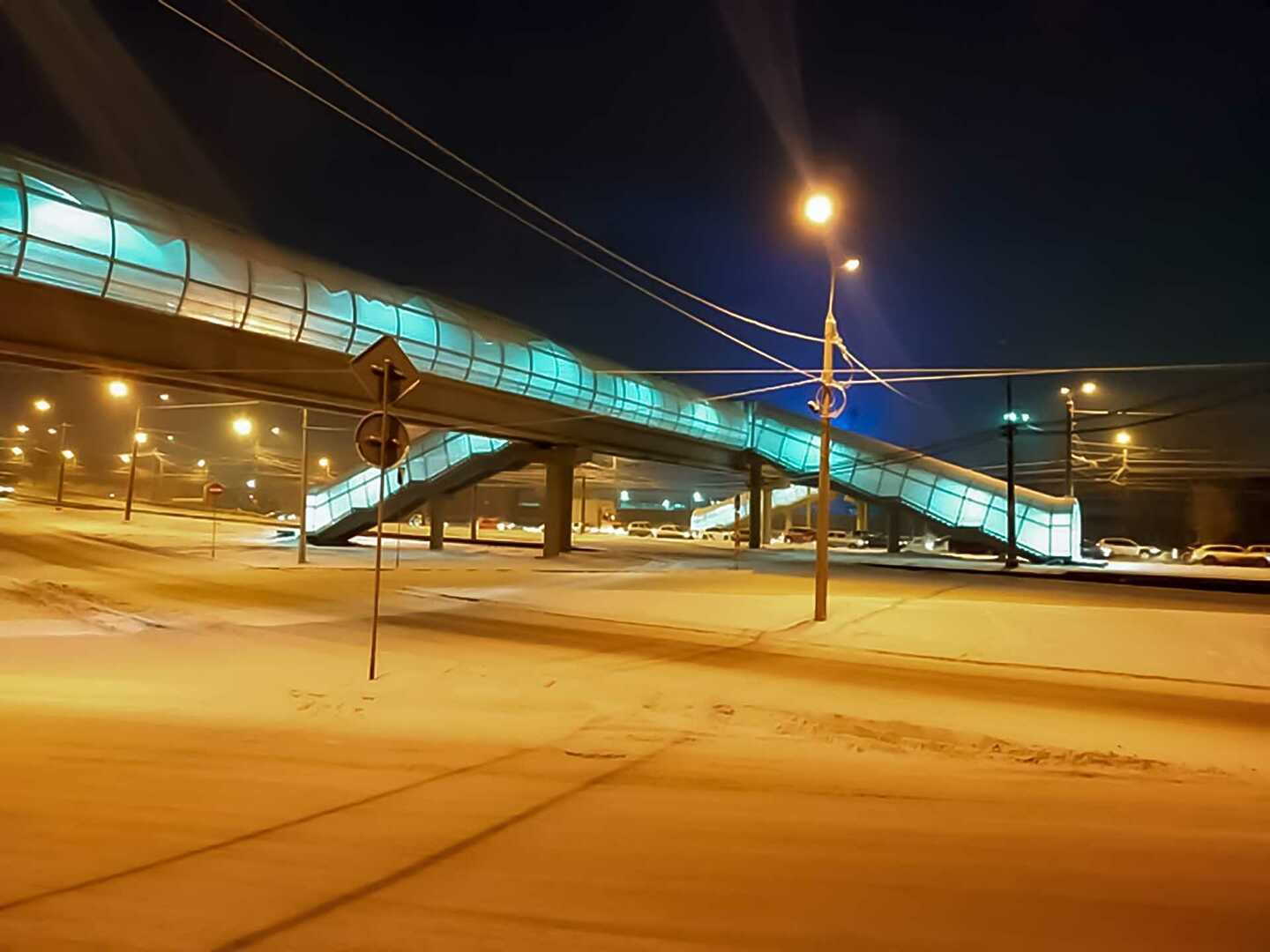 Свердловский тракт екатеринбург. Надземный переход на Свердловском тракте. Пешеходный мост Челябинск. Пешеходный мост в Ленинский район Челябинск. Пешеходный переход «Бовид» в Челябинске.