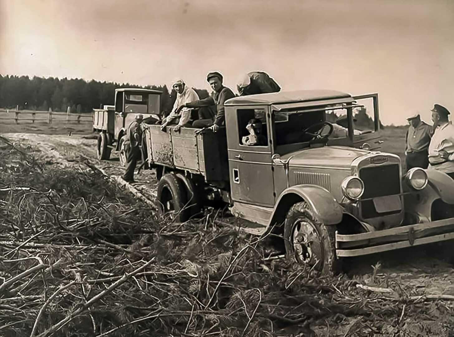Полуторка в колхозе. ЗИС-5 1941. ЗИС-5 грузовой автомобиль. Фронтовой ЗИС 5. Автомобили ЗИС 1941-1945.