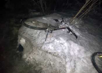 Мальчик ехал на велосипеде и оказался под машиной