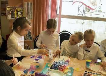 В Рощино прошел акварельный мастер–класс «Разноцветная Вселенная»