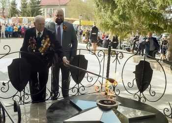 В Долгодеревенском зажгли Вечный огонь