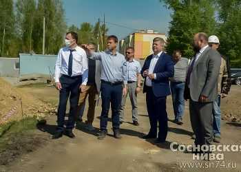 Строительство стадиона в Долгодеревенском проверил заместитель губернатора