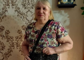 Жительница Мирного вяжет экосумки