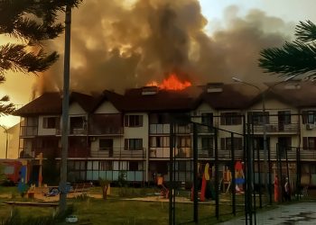 В Залесье горит крыша многоквартирника. Опять молния?