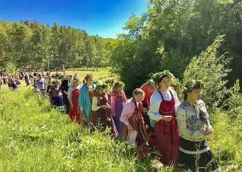 Сосновцы собрались на берегу реки Зюзелга в праздник Троицы