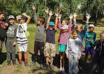 Соцработники занимались с детьми на летней площадке в Малиновке