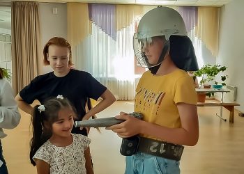 В Полетаево сотрудники пожарной части провели занятия для ребят