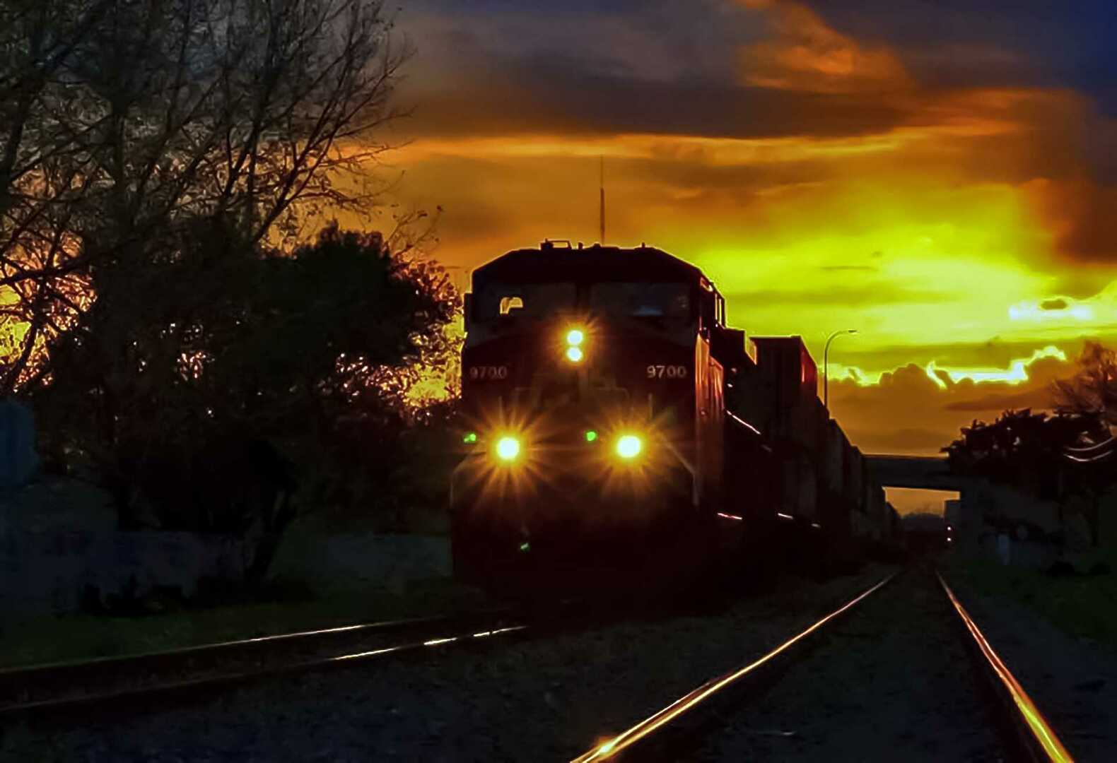 Night train. Вечерний поезд Вохтога Вологда. Фары от спутника поезд.