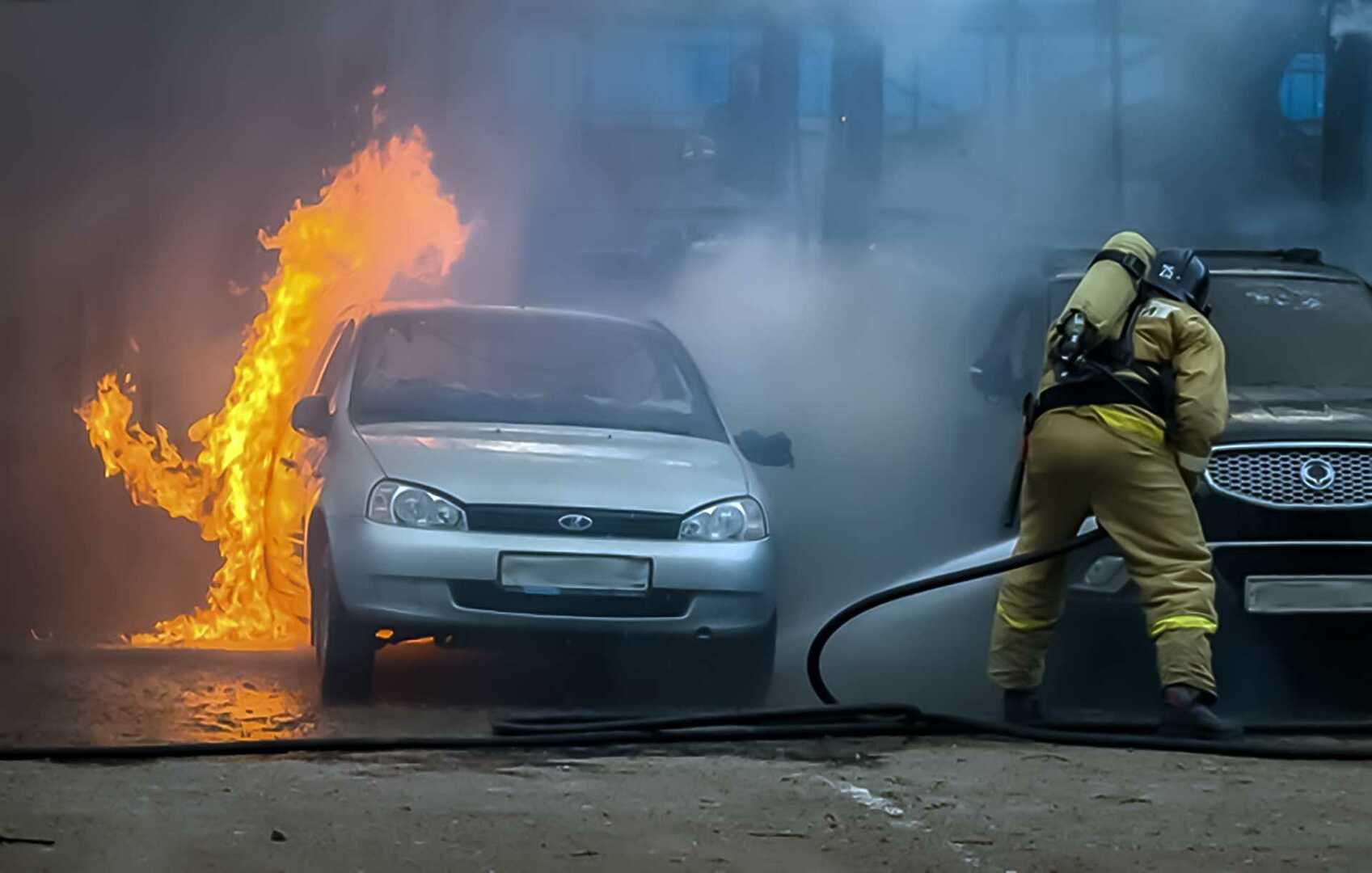 Фото горит автомобиль