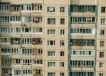 С началом лета участились случаи выпадения детей из окон