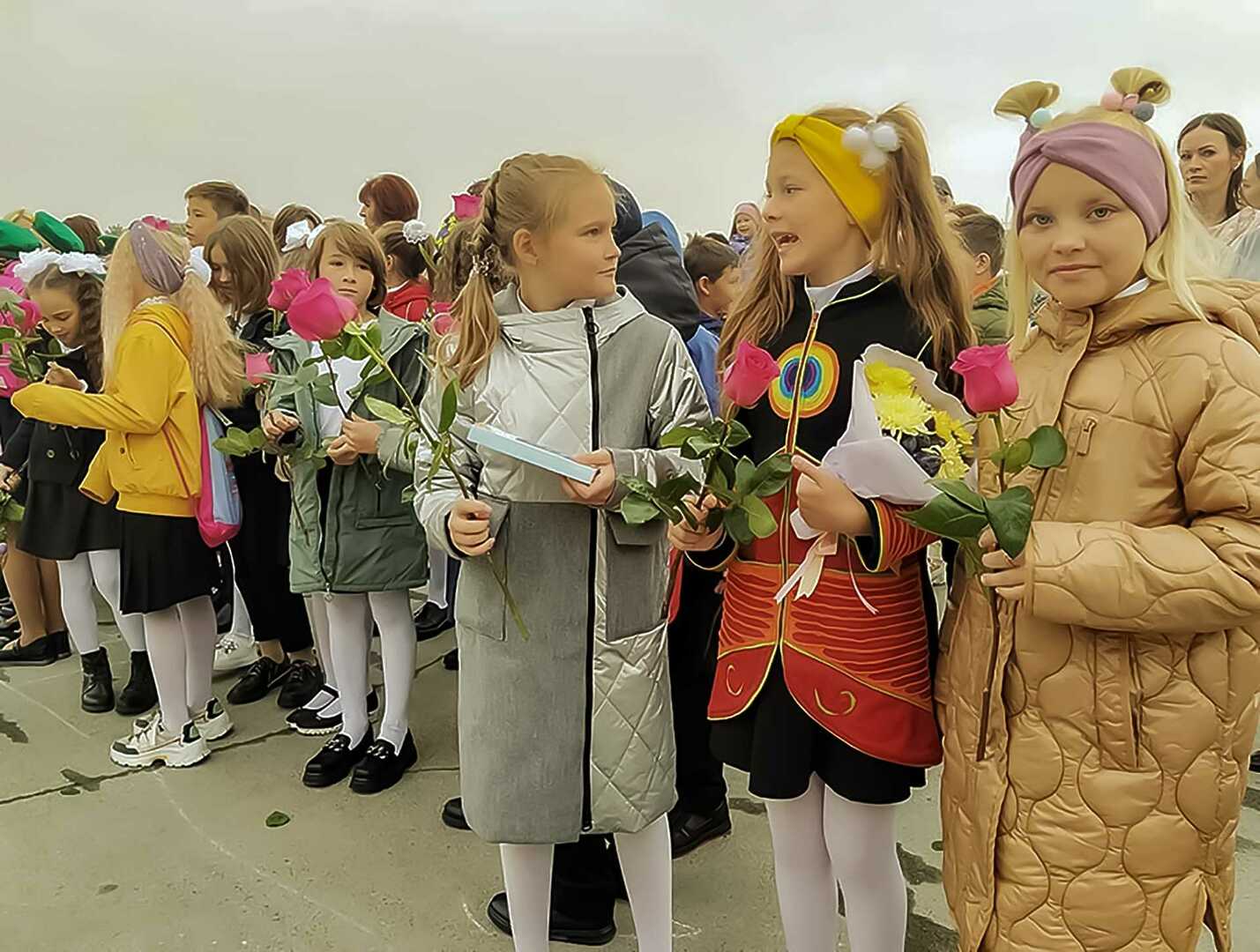 Школа сосновка отзывы. Школьная линейка 1 сентября. Школа Сосновка. Сосновская школа 1 Нижегородской фучениу. Дети на линейке 1 сентября.