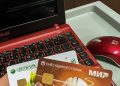Жительница Сосновского района лишилась денег, продавая плащ