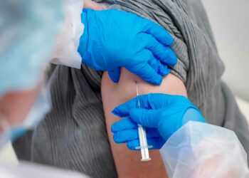 Обязательная вакцинация от коронавируса введена для отдельных категорий граждан