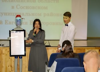 В Есаульской школе гостит робот Женя, электронная помощница Евгении Майоровой