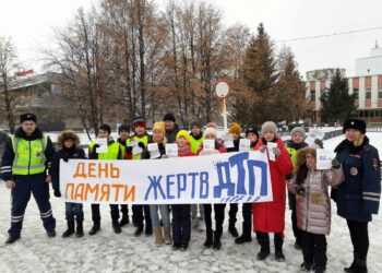 Сотрудники ГИБДД и юные инспекторы напомнили водителям о безопасности