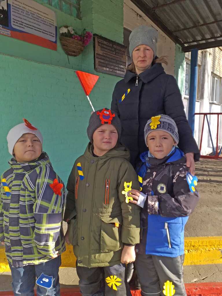 Детсадовцы из Сосновского района смастерили светоотражающие фликеры