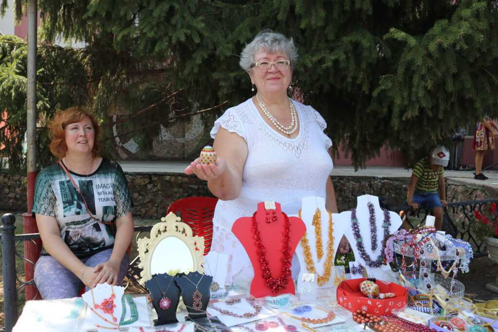 «Супербабушка» из Сосновского района создает украшения из бисера и ведет блог о рукоделии