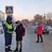 Сотрудники ГИБДД вручили пешеходам светоотражатели
